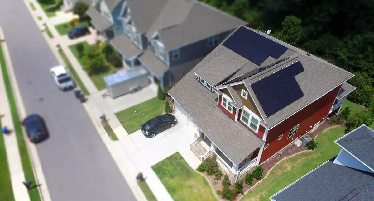 Laadpaal combineren met zonnepanelen: zo werkt het