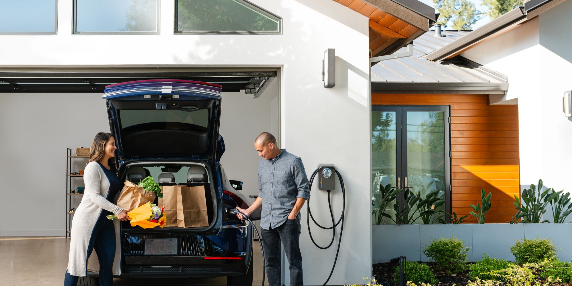 Stel laadt elektrische auto op bij een thuislaadpaal